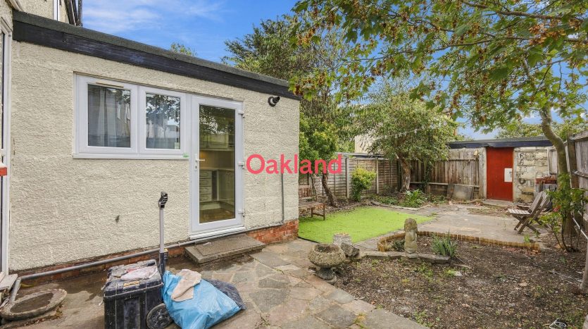 3 Bedroom End of Terrace House To Rent in Sherwood Road, Ilford, IG6 