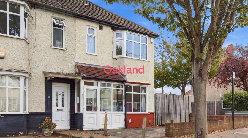 3 Bedroom End of Terrace House To Rent in Sherwood Road, Ilford, IG6 