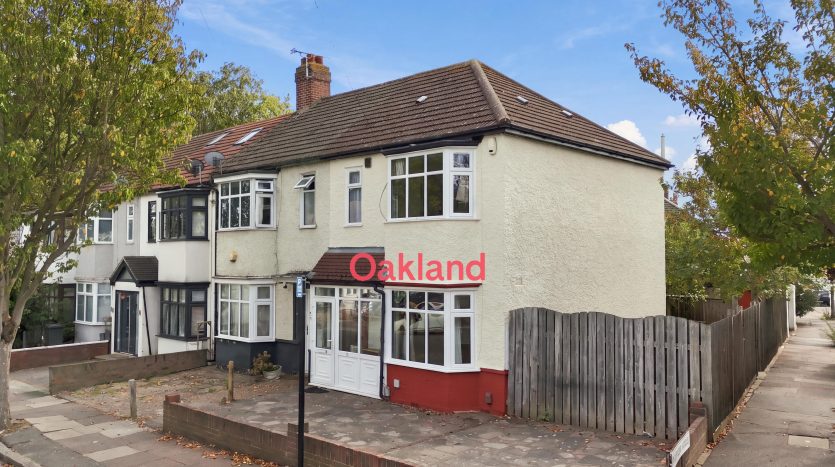 3 Bedroom End of Terrace House To Rent in Sherwood Road, Ilford, IG6 