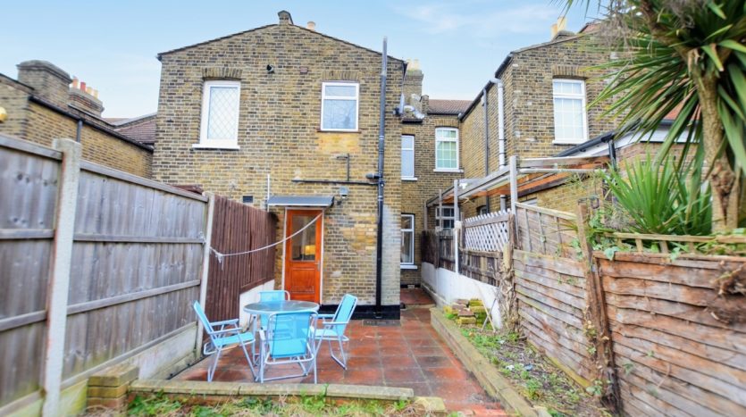 2 Bedroom  To Rent in Netley Road, Ilford, IG2 
