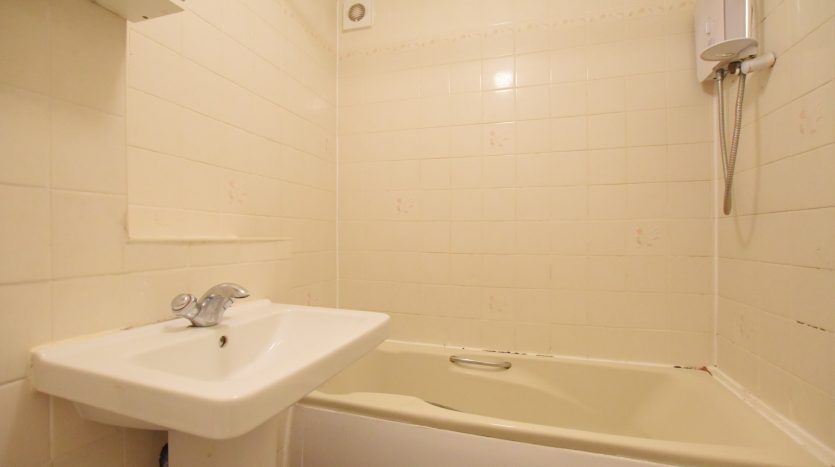 2 Bedroom  To Rent in Vignoles Road, Romford, RM7 