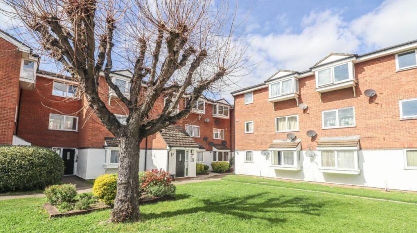 2 Bedroom  To Rent in Vignoles Road, Romford, RM7 